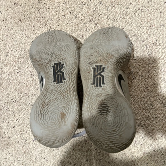 Men’s Nike Kryrie size 9 - Picture 4 of 4